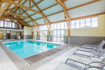 Vaste maison de vacances avec piscine intrieure et espaces de jeux  Rendeux